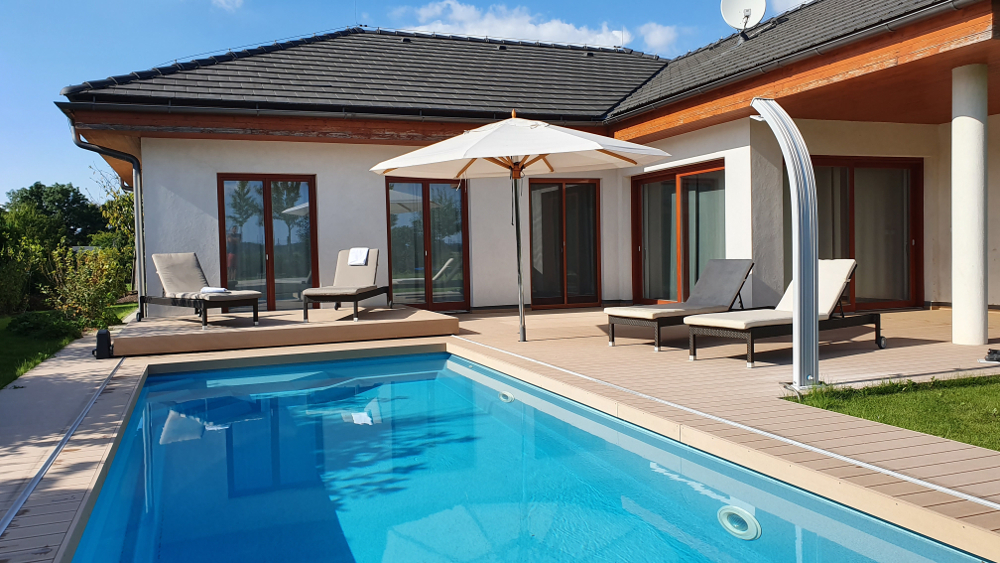 Pojízdná terasa s děleným posunem k bazénu 4,3m x 5m
