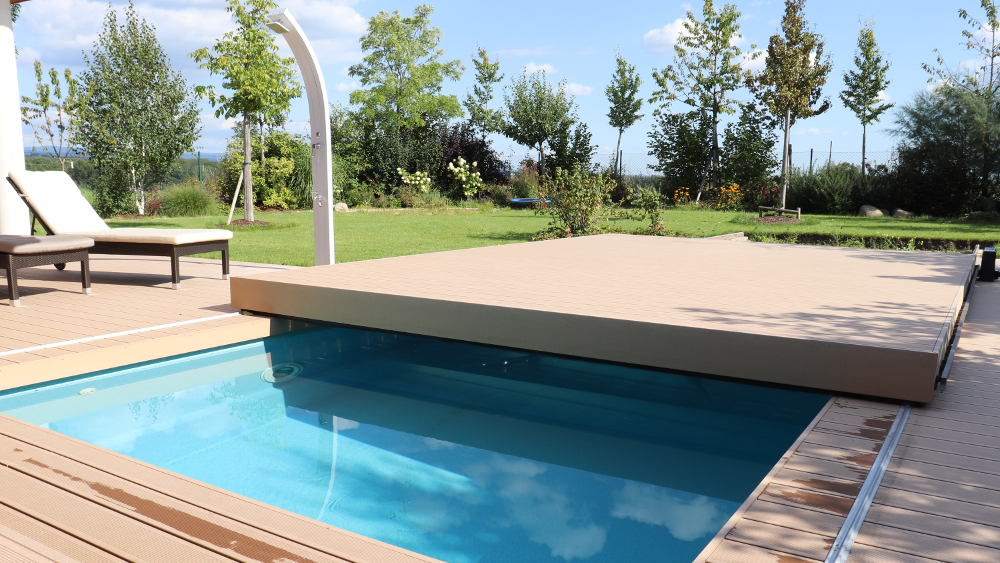 Pojízdná terasa s děleným posunem k bazénu 4,4m x 8,4m