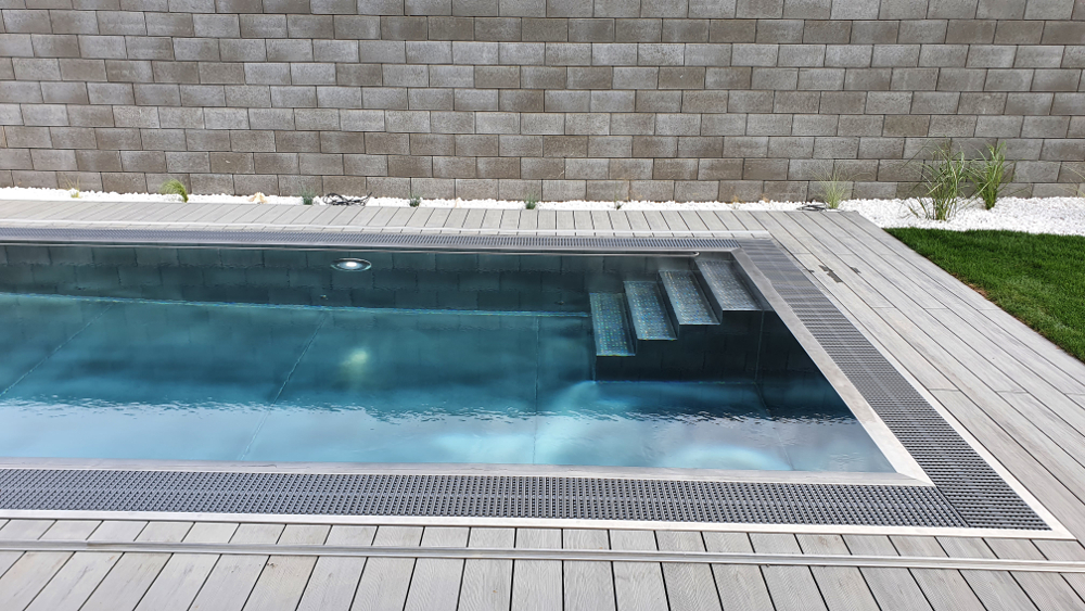 Pojízdná terasa s podélným posunem k bazénu 4,3m x 7m