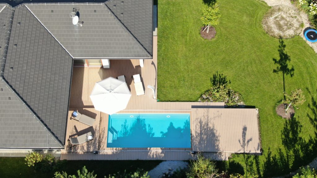 Pojízdná terasa s děleným posunem k bazénu 4,4m x 8,4m
